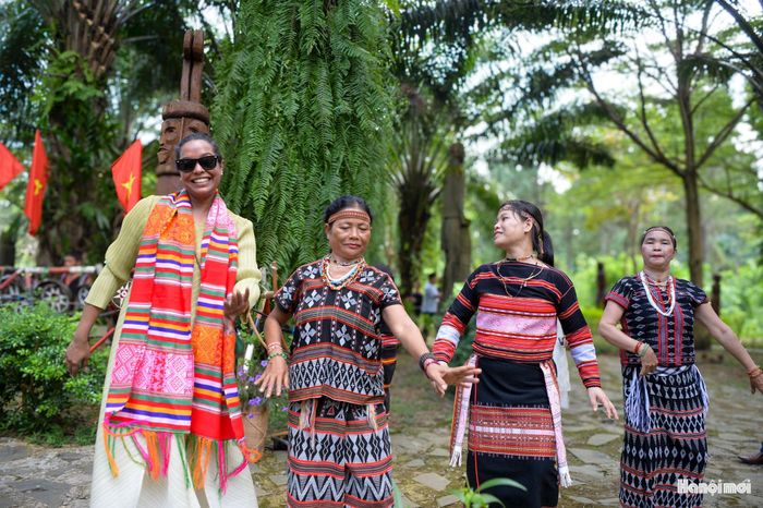 Tại Vườn tượng điêu khắc Tây Nguyên, không gian giao lưu trở nên sôi động với âm thanh nhạc cụ dân gian, các điệu múa truyền thống và hoạt động trải nghiệm cùng đồng bào.