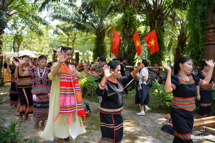 Chương trình trải nghiệm tại Làng Văn hóa - Du lịch các dân tộc Việt Nam nhân dịp Lễ hội Văn hóa thế giới tại Hà Nội lần thứ hai đã để lại ấn tượng sâu đậm, góp phần lan tỏa hình ảnh đất nước, con người Việt Nam giàu truyền thống, thân thiện và khẳng định vai trò Thủ đô Hà Nội là trung tâm giao lưu văn hóa quốc tế.