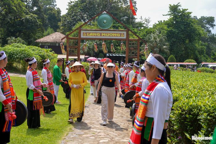 Khi bước vào không gian văn hóa dân tộc Mường, đoàn đại biểu quốc tế được đón tiếp nồng hậu bởi các nghệ nhân trong trang phục truyền thống trình diễn 4 bài Chiêng Séc bùa dọc lối vào. Nhịp chiêng rộn rã cùng nghi lễ đón khách thể hiện nét đẹp trong văn hóa ứng xử, sự hiếu khách và tinh thần cộng đồng đặc trưng của người Mường.