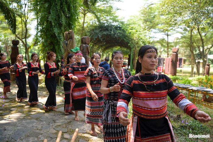 Âm thanh rộn rã của các loại nhạc cụ tre nứa vang lên giữa không gian xanh đã cuốn hút đông đảo du khách quốc tế hòa mình vào điệu múa xoang truyền thống và điệu múa Tân tung da dá. Những cái nắm tay siết chặt và nụ cười rạng rỡ đã thu hẹp khoảng cách ngôn ngữ, kết nối các nền văn hóa.
