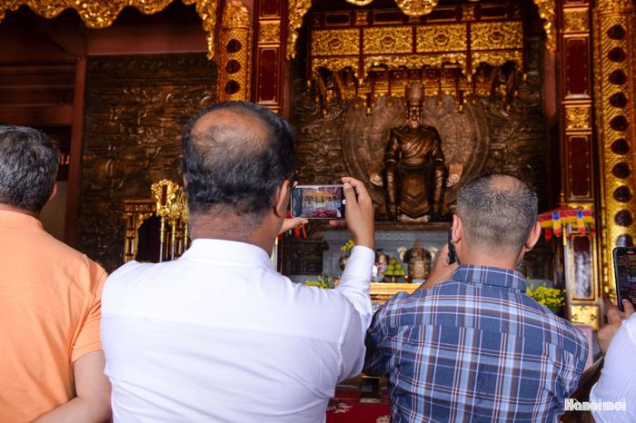 Mở đầu hành trình, đoàn đại biểu quốc tế đã tới tham quan Khu Nghi lễ Thờ Tổ - công trình văn hóa tâm linh mang ý nghĩa sâu sắc tôn vinh các Vua Hùng có công dựng nước Văn Lang. Tại đây, các đại biểu được giới thiệu về truyền thống dựng nước, giữ nước, đạo lý "Uống nước nhớ nguồn" cùng tinh thần đoàn kết, gắn bó qua hàng ngàn năm lịch sử của cộng đồng 54 dân tộc Việt Nam.