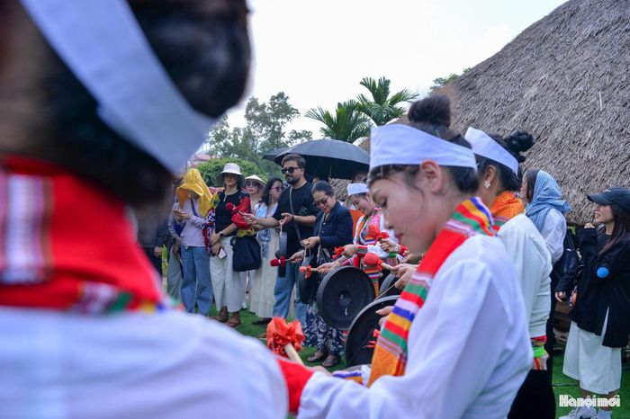 Không chỉ thưởng thức các tiết mục biểu diễn, các vị khách còn được các nghệ nhân Mường trực tiếp hướng dẫn kỹ năng cầm dùi, giữ nhịp và gõ cồng chiêng. Sự tương tác gần gũi này giúp bạn bè quốc tế cảm nhận sâu sắc hơn giá trị của nhạc cụ truyền thống trong đời sống tinh thần của đồng bào.