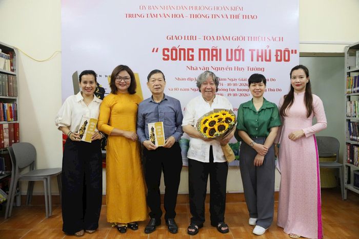 Chương trình giao lưu - tọa đàm - giới thiệu sách “Sống mãi với Thủ đô” được tổ chức tại thư viện Hoàn Kiếm. Ảnh: PV