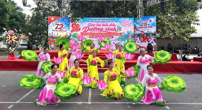 Các tổ dân phố trên địa bàn phường Việt Hưng sôi nổi hoạt động hướng tới chào mừng kỷ niệm 72 năm Ngày Giải phóng Thủ đô. Ảnh: PV