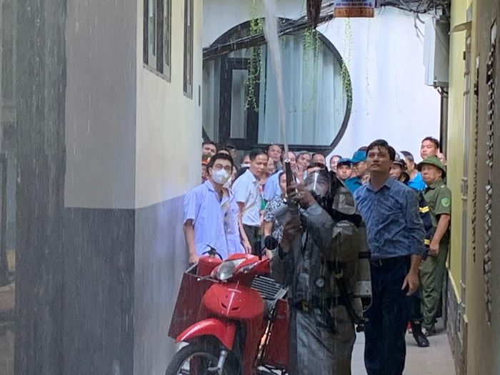 Lực lượng chữa cháy cơ động dùng xe máy để tiếp cận hiện trường trong ngõ sâu, và dùng nguồn nước của nhà dân xung quanh để phun nước kiềm chế đám cháy. Ảnh: PV