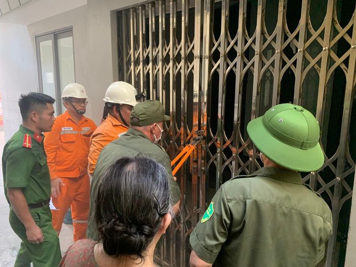 Khi tiếp cận được nhà dân, lực lượng tại chỗ ngay lập tức phá khoá để triển khai kiểm soát đám cháy và hỗ trợ sơ tán tài sản, người bị nạn. Ảnh: PV