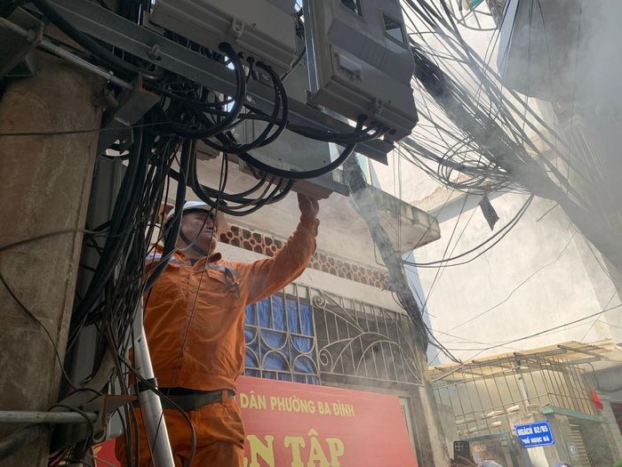 Cán bộ Công ty Điện lực Ba Đình nhanh chóng ngắt điện theo đúng quy trình, đảm bảo an toàn cho hoạt động chữa cháy và cứu nạn, cứu hộ. Ảnh: PV