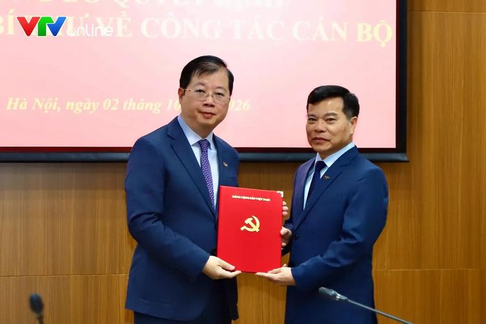Đồng chí Nguyễn Thanh Lâm, Tổng Giám đốc Đài Truyền hình Việt Nam trao quyết định bổ nhiệm đồng chí Đinh Đắc Vĩnh giữ chức Phó Tổng Giám đốc Đài Truyền hình Việt Nam. Ảnh: Đức Long