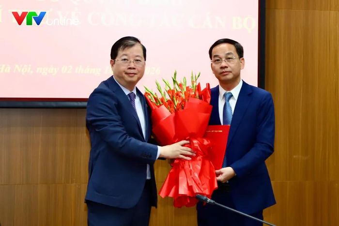 Đồng chí Nguyễn Thanh Lâm, Tổng Giám đốc Đài Truyền hình Việt Nam trao quyết định bổ nhiệm đồng chí Lê Quyền giữ chức Phó Tổng Giám đốc Đài Truyền hình Việt Nam. Ảnh: Đức Long