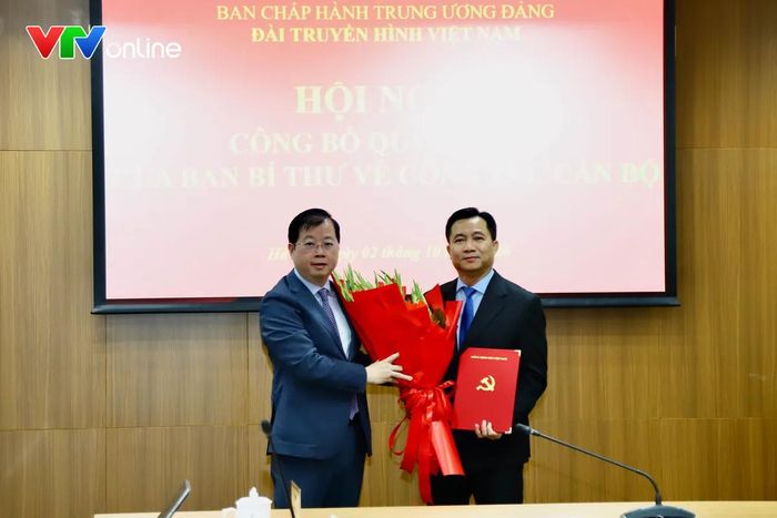 Đồng chí Nguyễn Thanh Lâm, Tổng Giám đốc Đài Truyền hình Việt Nam trao quyết định cho đồng chí Đỗ Thanh Hải. Ảnh: Đức Long