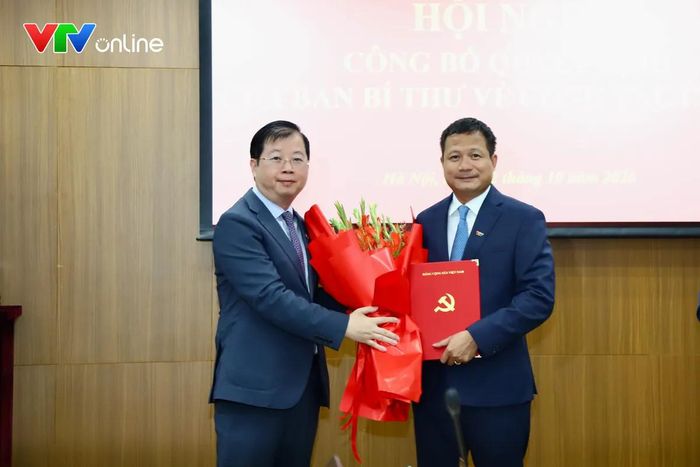 Đồng chí Nguyễn Thanh Lâm, Tổng Giám đốc Đài Truyền hình Việt Nam trao quyết định bổ nhiệm đồng chí Đỗ Đức Hoàng giữ chức Phó Tổng Giám đốc Đài Truyền hình Việt Nam. Ảnh: Đức Long