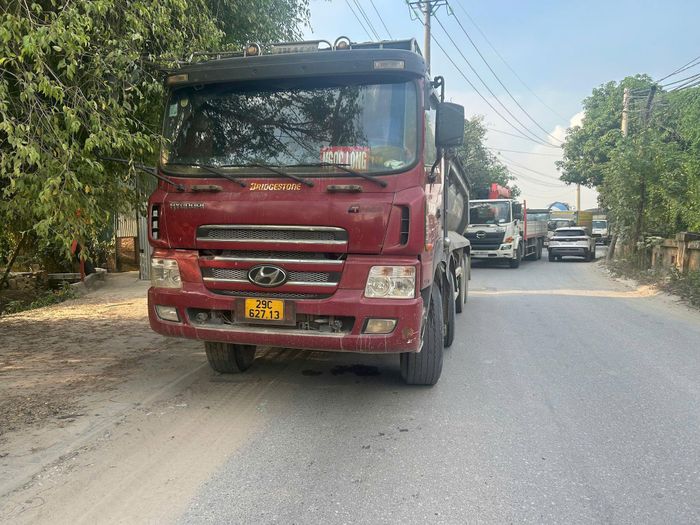 Chiếc xe tải chở hàng rời mà không che đậy bị lực lượng CSGT xử lý. Ảnh: HL