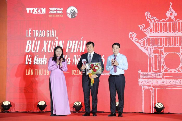 Trao giải hạng mục Việc làm cho Trung tâm Hoạt động khoa học Văn Miếu - Quốc Tử Giám. Ảnh: Việt Trung