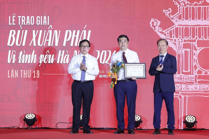 Trao giải Ý tưởng cho Đề án thí điểm tổ chức không gian văn hóa, tuyến phố đi bộ phố Thành Thái, phường Cầu Giấy, Hà Nội. Ảnh: BTC