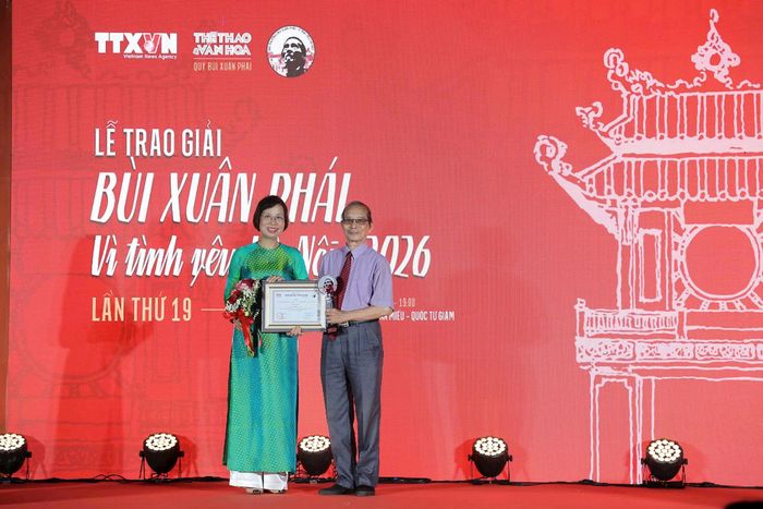 Giám đốc Thông tấn xã Việt Nam Vũ Việt Trang trao Giải thưởng Lớn cho nhà thơ Bằng Việt. Ảnh: Việt Trung