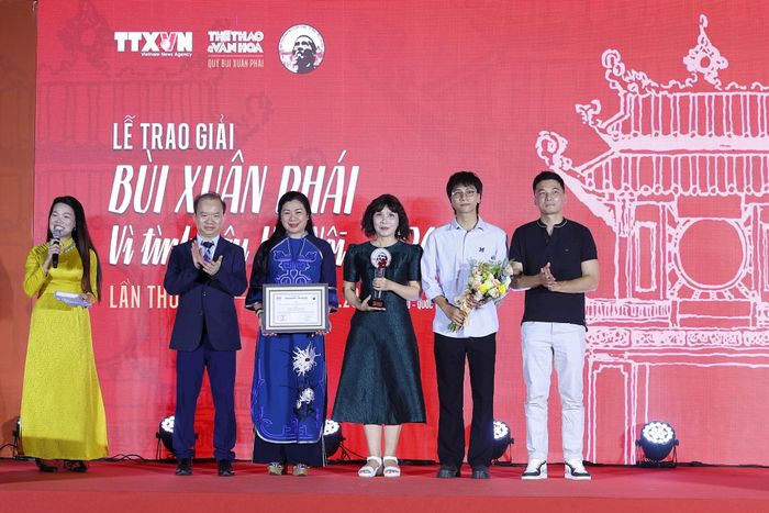 Vở kịch “Quân khu Nam Đồng” của Nhà hát Tuổi trẻ Việt Nam được trao tặng thưởng của Hội đồng Giám khảo. Ảnh: BTC