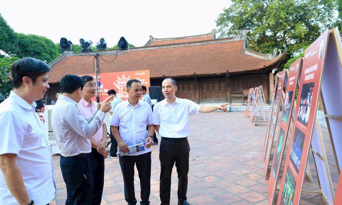 Không gian trưng bày gồm 40 pano cung cấp thông tin, hình ảnh về các tác giả, tác phẩm, ý tưởng và việc làm tiêu biểu được đề cử. Ảnh: Quang Thái