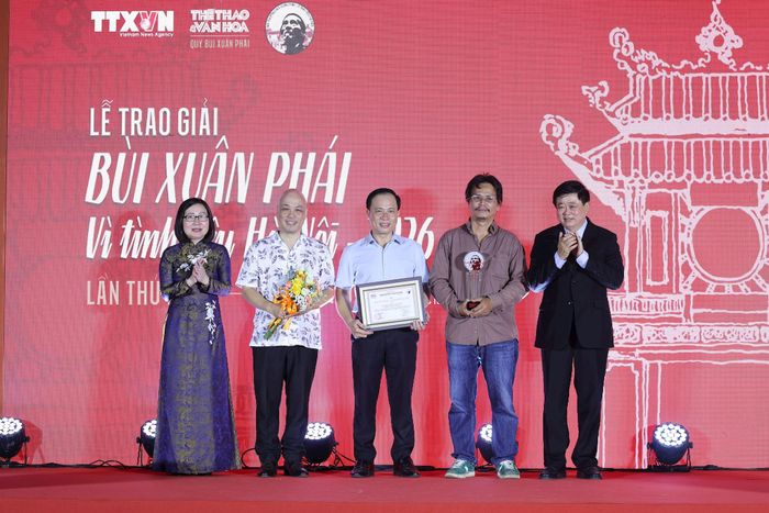 Trao giải hạng mục Tác phẩm cho vở cải lương “Người con gái Hà Thành” của Nhà hát Cải lương Hà Nội. Ảnh: BTC