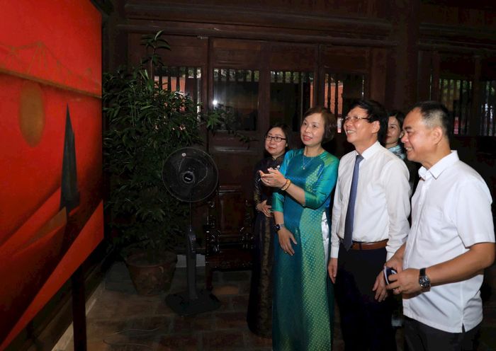 Các đại biểu tham quan và xem trưng bày trong khuôn khổ giải thưởng. Ảnh: Quang Thái