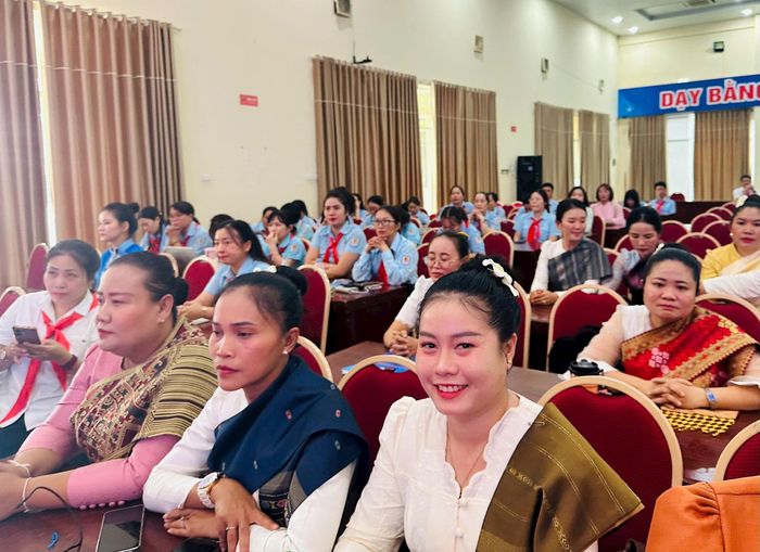 Các học viên cán bộ Đoàn - Đội Thủ đô Viêng Chăn tại lễ khai mạc. Ảnh: Bảo Lâm