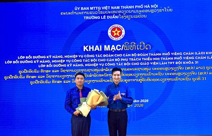 Phó Bí thư Thành đoàn, Chủ tịch Hội Liên hiệp thanh niên Việt Nam thành phố Hà Nội Đào Đức Việt tặng hoa chúc mừng Phó Bí thư Thành đoàn Viêng Chăn Silivanh LIENVILAYSACK. Ảnh: Bảo Lâm