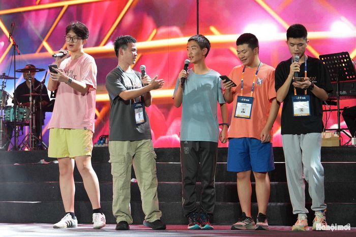 Khoảnh khắc các thí sinh đến từ nhiều quốc gia cùng hòa vào một không gian chung, vượt qua khoảng cách về ngôn ngữ và văn hóa. Trong ảnh là phần giao lưu của các thí sinh đến từ Trung Quốc với tiết mục hát tốp ca bài "My Love".