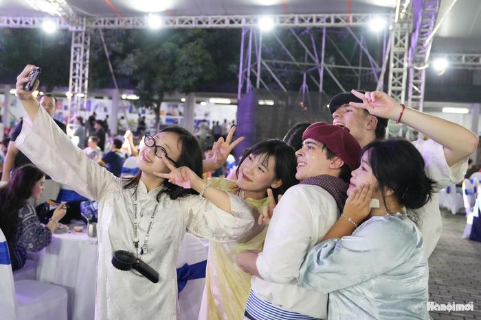 Nhiều thí sinh lưu lại khoảnh khắc bên nhau tại hương trình Giao lưu nghệ thuật trong khuôn khổ Kỳ thi Olympic Thiên văn và Vật lý thiên văn quốc tế lần thứ XIX.