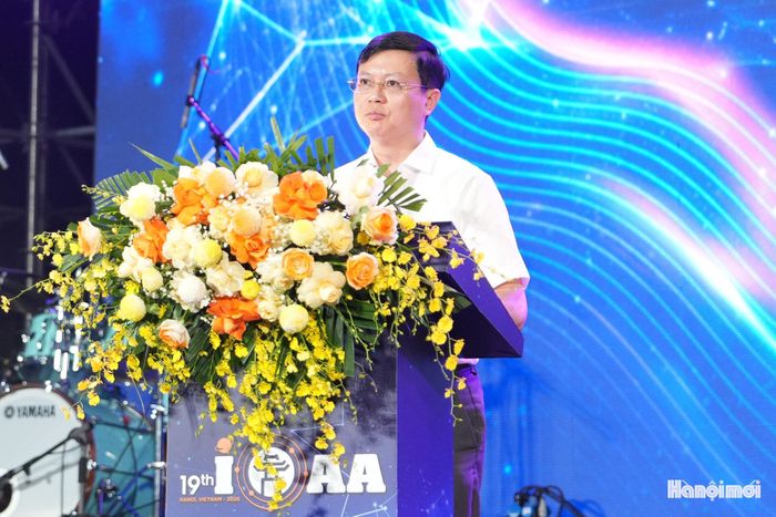 Phát biểu tại chương trình, PGS.TS Nguyễn Văn Hiền - Giám đốc Sở Giáo dục và Đào tạo Hà Nội, Phó Trưởng ban Thường trực Ban tổ chức IOAA 2026 cho biết, nếu những ngày qua là hành trình của những bài thi và khám phá khoa học, thì chương trình là dịp để các thí sinh gặp gỡ trong một không gian khác - không gian của văn hóa, tình bạn và sự sẻ chia, đoàn kết. IOAA quy tụ những học sinh có chung niềm đam mê với bầu trời và khoa học. Đến với Hà Nội, các em còn mang theo những nét văn hóa, truyền thống và câu chuyện của quê hương mình.