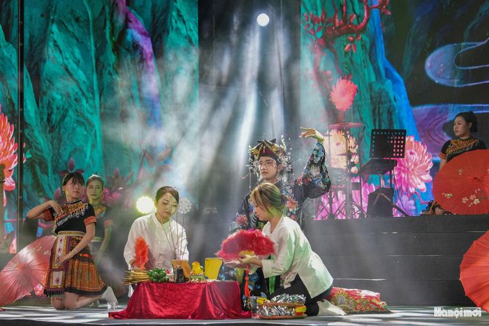 Với trang phục rực rỡ, âm nhạc truyền thống và những động tác múa đặc trưng, tiết mục "Hầu đồng" tạo điểm nhấn đặc biệt trong chương trình giao lưu nghệ thuật.