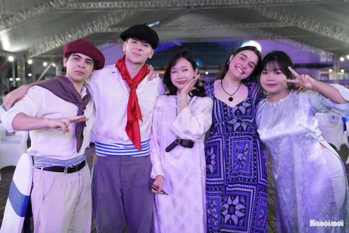 Khoảnh khắc các thí sinh đến từ nhiều quốc gia cùng hòa vào một không gian chung, vượt qua khoảng cách về ngôn ngữ và văn hóa.