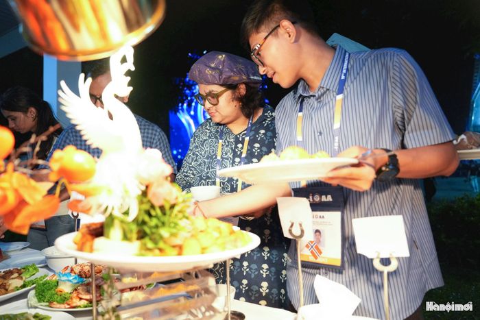 Bên cạnh chương trình nghệ thuật, các thí sinh tham dự IOAA 2026 có dịp thưởng thức những món ăn truyền thống Việt Nam, từ đó khám phá thêm nét văn hóa ẩm thực của nước chủ nhà.