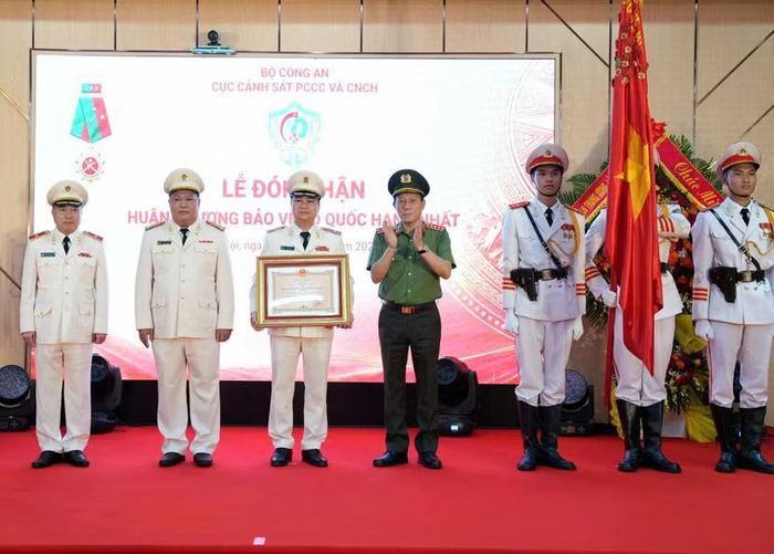 Thừa ủy quyền của Chủ tịch nước, Đại tướng Lương Tam Quang trao Huân chương Bảo vệ Tổ quốc hạng Nhất tặng Cục PCCC và CNCH. Ảnh: Bảo Hân