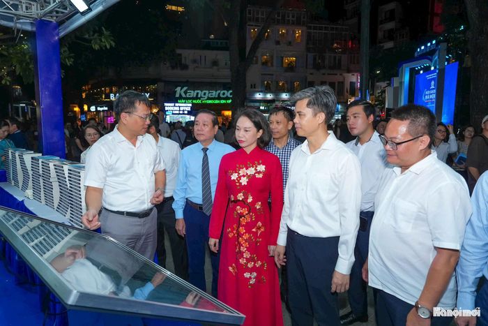 Phó Chủ tịch UBND thành phố Hà Nội Vũ Thu Hà cùng các đại biểu tham quan gian hàng trưng bày và trải nghiệm các xuất bản phẩm tại Hội Sách Hà Nội lần thứ XI - năm 2026. Ảnh: Duy Khánh