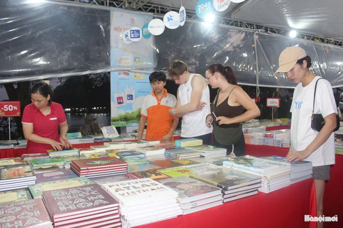 Hội Sách Hà Nội năm 2026 thu hút đông đảo độc giả. Ảnh: Mộc Miên