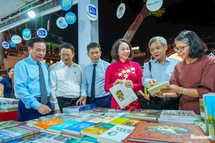 Các đại biểu tham quan không gian trưng bày các xuất bản phẩm tại Hội Sách. Ảnh: Duy Khánh