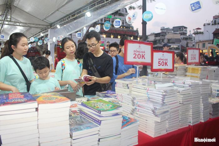Gia đình chị Lê Uyên Nhi ((du khách đến từ thành phố Huế) lần đầu tiên tham dự Hội Sách Hà Nội. Ảnh: Mộc Miên