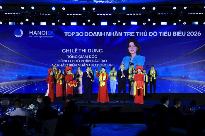 Chị Lê Thị Dung, Tổng giám đốc Công ty Cổ phần Đào tạo và Phát triển Nhân lực DGroup được vinh danh Top30. Ảnh: Tùng Nguyễn.