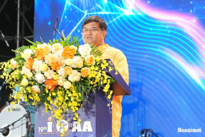 Giáo sư Aniket Sule, Chủ tịch IOAA quốc tế chia sẻ tại chương trình. Ảnh: Ngọc Tú