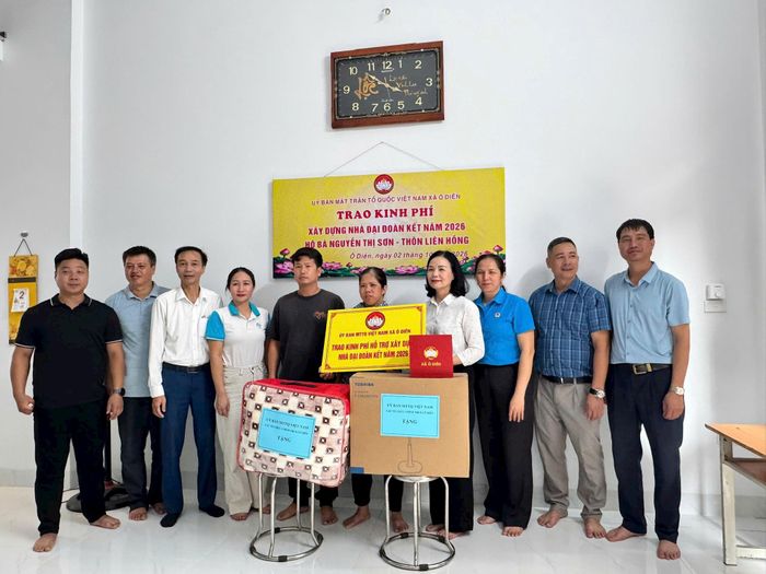 Trao kinh phí hỗ trợ xây dựng nhà Đại đoàn kết cho bà Nguyễn Thị Sơn, thôn Liên Hồng. Ảnh: PV