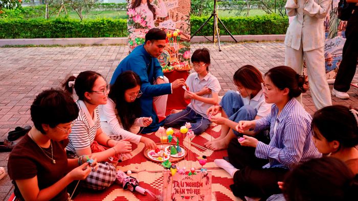 Gian hàng nghệ thuật Tò hè thu hút nhiều bạn trẻ đến trải nghiệm. Ảnh: Hồng Giang
