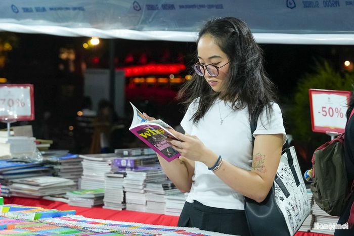 Hội sách vì thế không chỉ là nơi mua bán sách mà còn trở thành điểm gặp gỡ của những người yêu sách, nơi thói quen đọc được khuyến khích và lan tỏa.