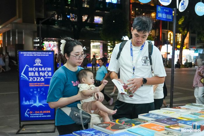 Từng nhóm gia đình, bạn trẻ, học sinh, người cao tuổi thong thả dạo qua các gian hàng.