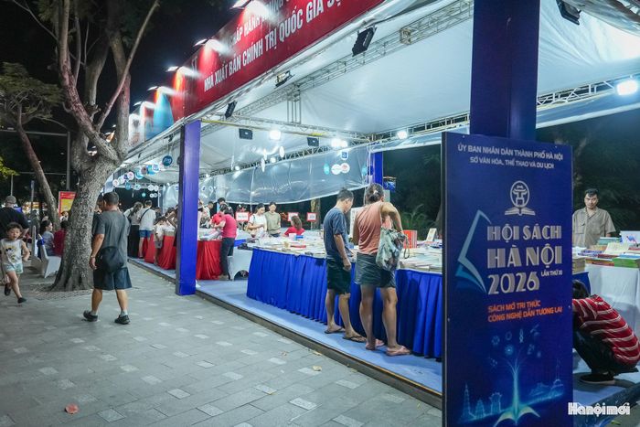 Với các không gian trưng bày về “Văn hiến Thăng Long - Hà Nội” và “Sách mở tri thức - Công nghệ dẫn tương lai”, Hội Sách Hà Nội lần thứ XI mở thêm những cách tiếp cận sách gần gũi với công chúng.