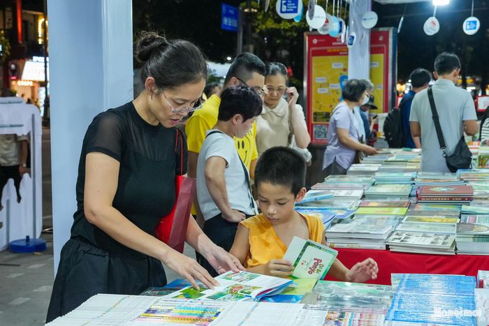Có mặt tại Hội sách, chị Nguyễn Thanh Hương (Hà Nội) cho biết, chị thường đưa con đến những chương trình sách để tạo cho các con thói quen đọc. Tại không gian Hội sách năm nay có nhiều loại sách để lựa chọn, vừa thuận tiện để hai mẹ con đi dạo, tìm hiểu. Các con được tự chọn những cuốn sách mình thích nên hào hứng hơn với việc đọc.