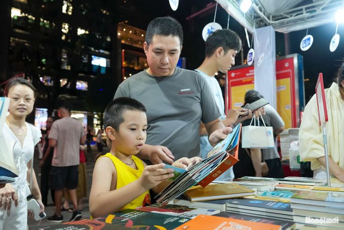 Người tìm sách văn học, người quan tâm sách lịch sử, văn hóa, nhiều phụ huynh tranh thủ chọn sách cho con.