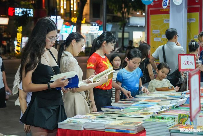 Ngay khi khai mạc, khu vực tổ chức Hội sách đã thu hút đông người dân ở nhiều độ tuổi.
