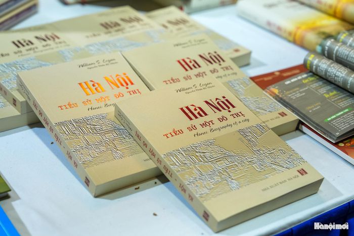 Bên cạnh các gian hàng sách, chương trình còn có những buổi giao lưu, tọa đàm, giới thiệu sách mới, tạo cơ hội để người đọc gặp gỡ tác giả, người làm sách.