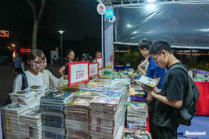 Sách tiếp tục hiện diện trong đời sống đô thị, từ những trang sách giấy quen thuộc đến không gian đọc hiện đại, góp phần hình thành và duy trì thói quen đọc trong cộng đồng.