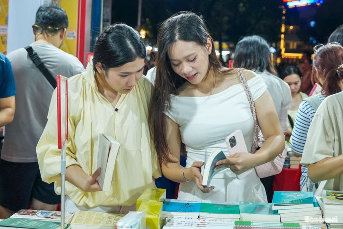 Hình ảnh người lớn chọn sách, trẻ em chăm chú đọc, các bạn trẻ trao đổi về một cuốn sách hay cho thấy sức sống của văn hóa đọc vẫn hiện diện rõ nét trong đời sống.