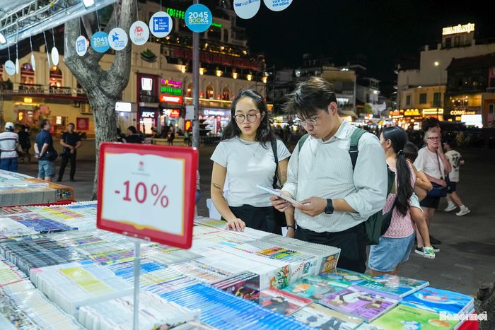 Không gian trưng bày sách theo chuyên đề “Văn hiến Thăng Long - Hà Nội", bạn đọc sẽ được tìm hiểu, giới thiệu những giá trị tiêu biểu về lịch sử, văn hóa và truyền thống hiếu học, danh nhân khoa bảng của Thăng Long - Hà Nội thông qua các tên sách thuộc “Tủ sách Thăng Long ngàn năm văn hiến”; “Tủ sách điện tử Văn Miếu - Quốc Tử Giám”; trưng bày, triển lãm tư liệu về Quốc Tử Giám - Trường Quốc học đầu tiên của Việt Nam.